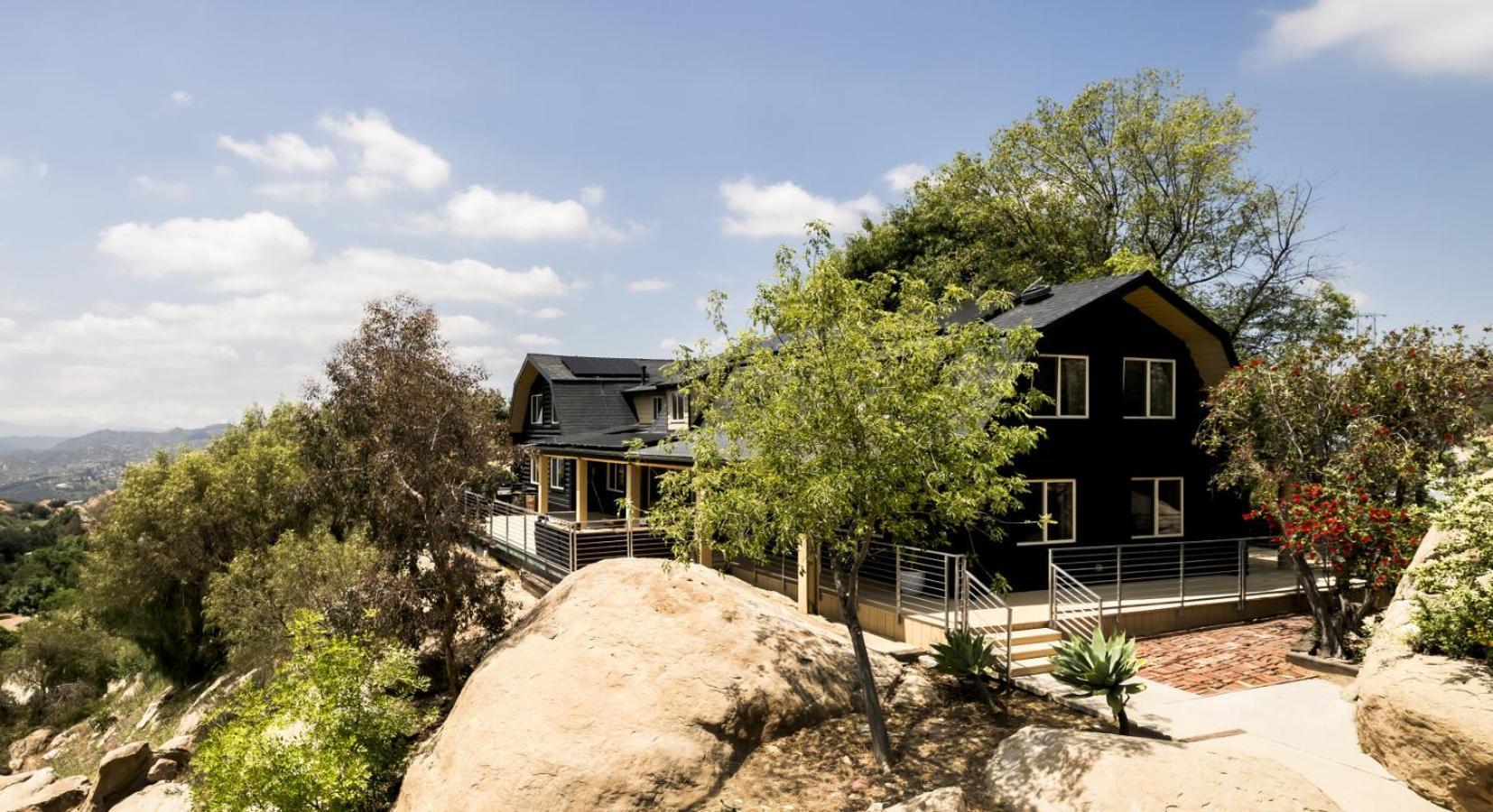 Retreat To The Rocks Historic Film And Music Getaway Holiday home *